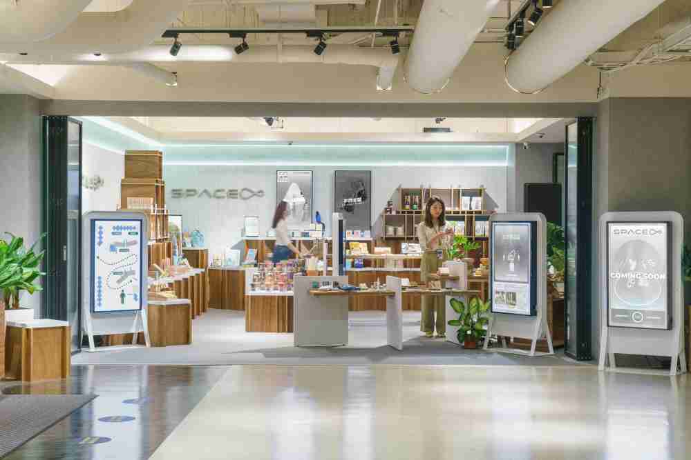 2121非凡打造永续选物商店，，展示社企及社创商品，，结合创利空间所开发的智能零售系统，，，，整合多元产品信息，，，让无人商店扮演公益行动的推手