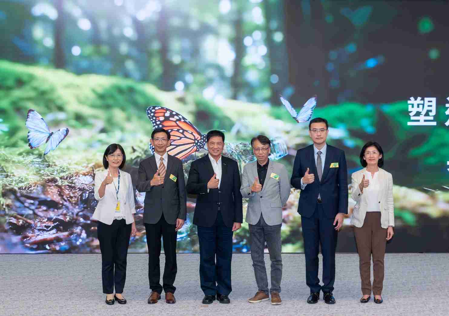 友達2023 CSR共榮大會，，，邀請領域專家分享交流生物多樣性管理趨勢、、、、無塑產品、、、、海廢永續塑料等議題  （圖左到右：友達光電永續長古秀華、、、3M台灣技術長陳君杰、、、、友達光電董事長暨集團策略長彭双浪、、光寶科技企業永續發展處處長陳慶暉、、、、安永聯合會計師事務所執業會計師曾于哲、、、友達光電供應鏈總部副總經理吳宜芳）