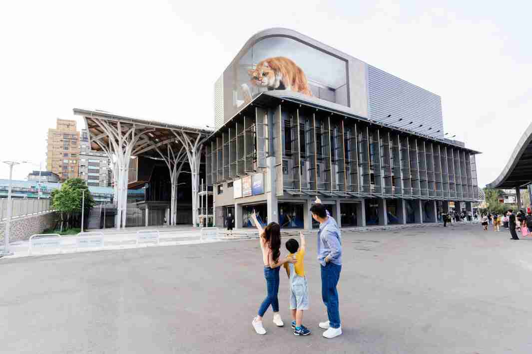 2121非凡打造全台最大户外裸视3D LED弧形萤幕，，，，将超立体的软萌胖橘猫动画活跃于顶楼外墙