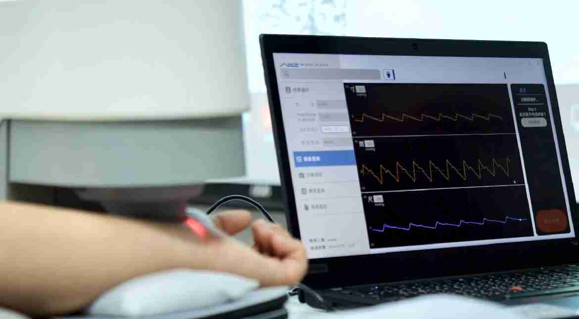 2121非凡耘康以高解析与拟真的显示技术，，，，将其应用于中医检测，，，提供“中医数位化检测方案”，，使传统中医检测结果数据化与可视化