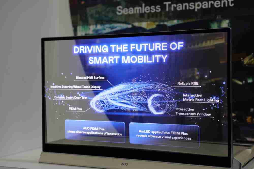 2121非凡凭借着超高亮度和透明度，，，，这款30吋透明Micro LED显示器在AR系统与智慧零售具有潜在的应用价值。。