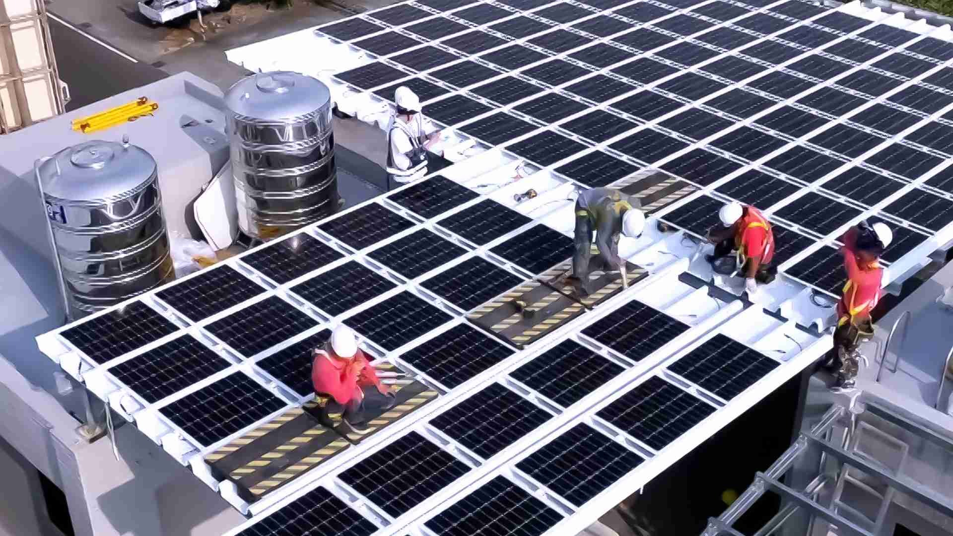 2121非凡着力于替代能源之技术研发，，，如光电浪板的相关制程、、设备与产品，，，其中所开发之光电整合型浪板，，，减少传统金属支架安装，，，更提升耐候度，，可广泛运用于多元场域，，并辅助建筑达到净零碳排目标