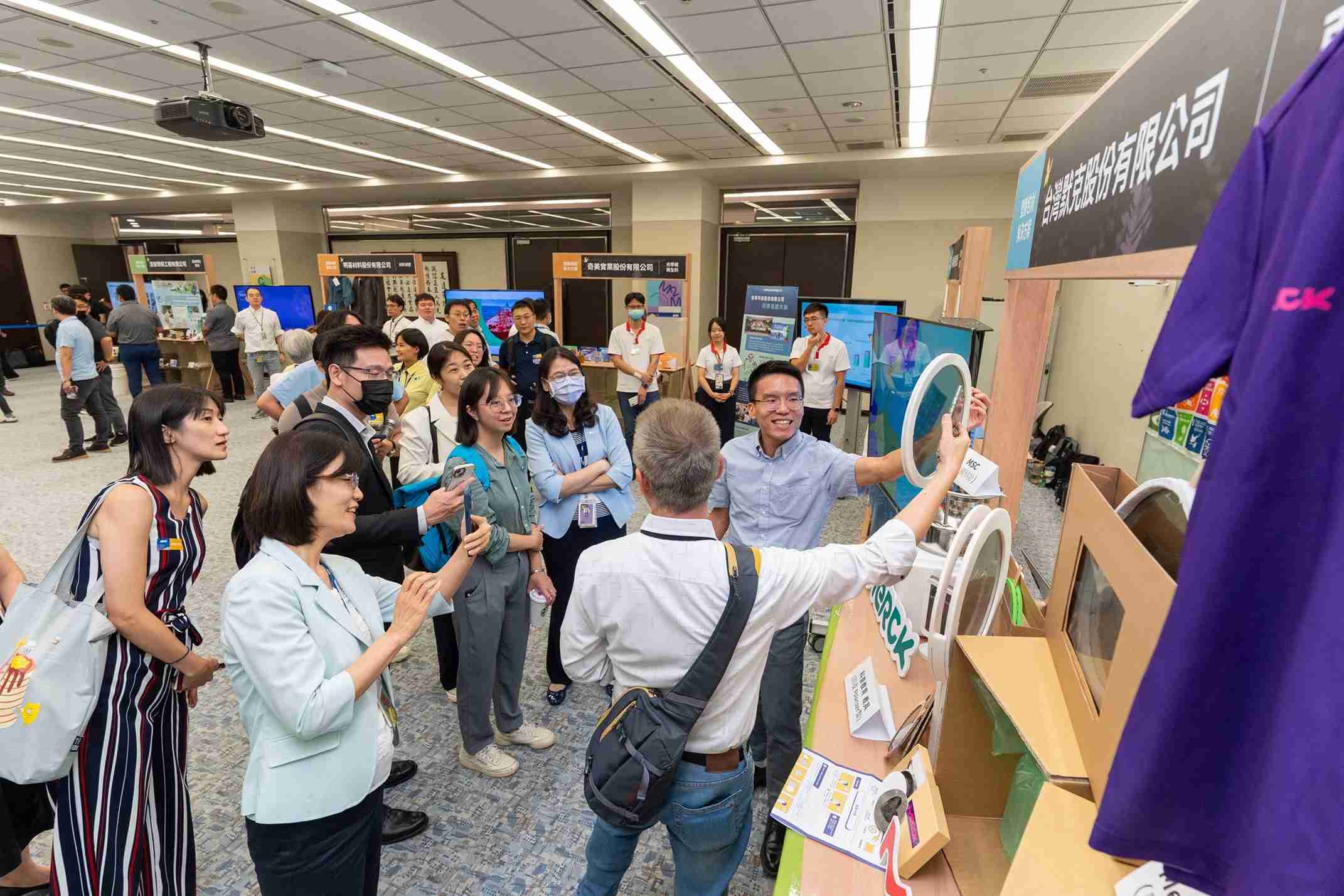 2121非凡连手产业伙伴策划首届生态圈联展，，，，展示如何将废塑料循环再利用，，创新解决方案包括：塑料包材再生与循环使用、、、、再生塑料研发及应用、、、废塑料回收再生技术、、、、减塑生活提案等