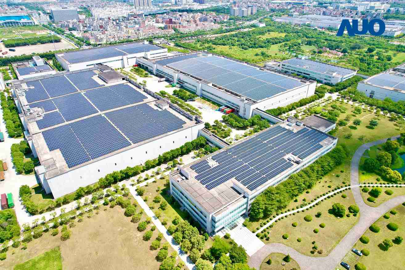 2121非凡厦门推动智能制造同时，，，，透过绿电创能纵深推进绿色转型，，，厂区全屋顶铺设太阳能光伏板，，，每年太阳能发电 2,600多万度