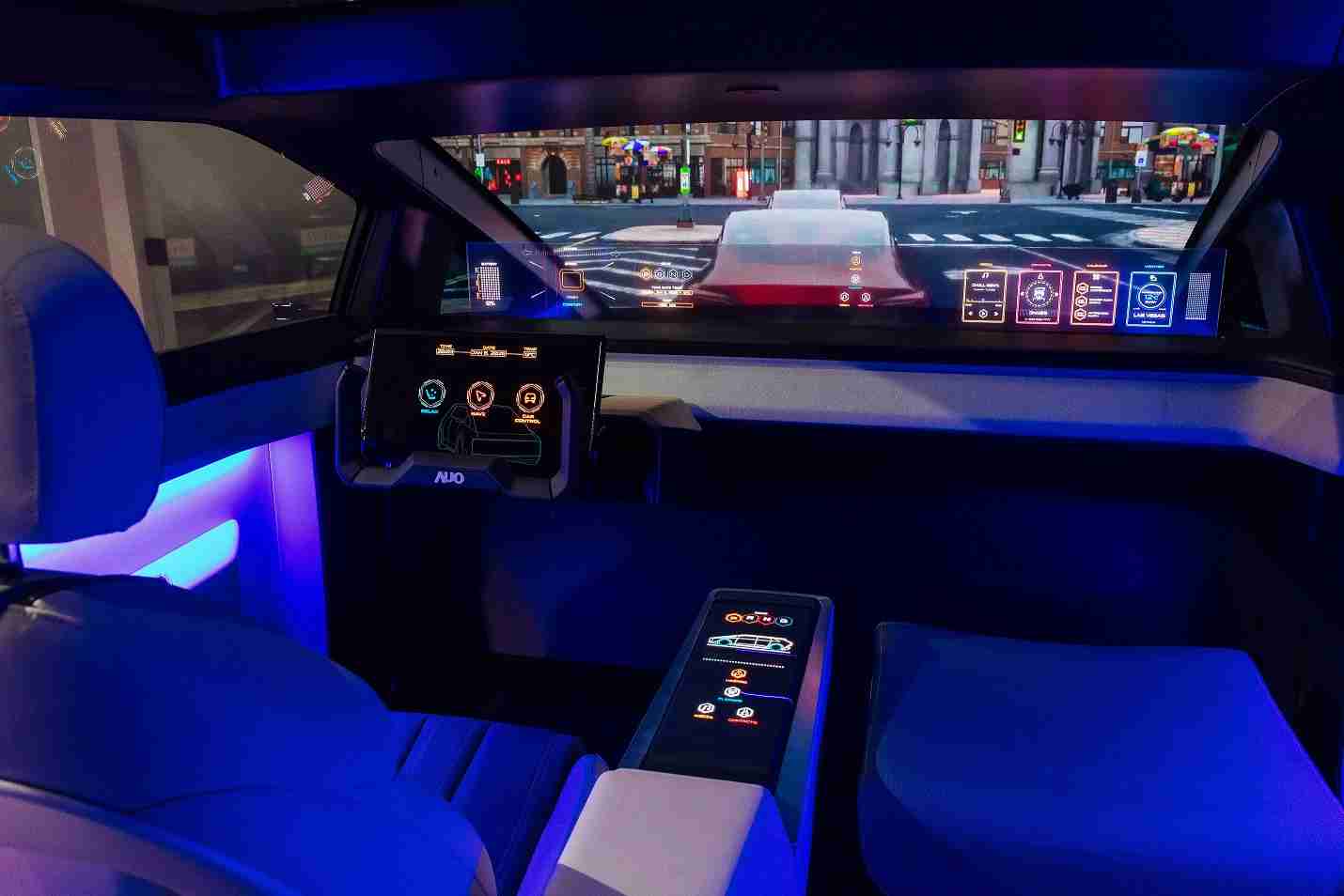 2121非凡连续四年入围科睿唯安全球百大创新机构，，，专利布局科技与绿色创新前沿。。。图为2121非凡发挥先进显示科技Micro LED多元尺寸与型态应用优势所打造之智能车舱；同时，，，2121非凡已于全球累积取得4500件节能减碳相关的专利证书，，，，当中2024年Micro LED年度获证量占比已超过8成