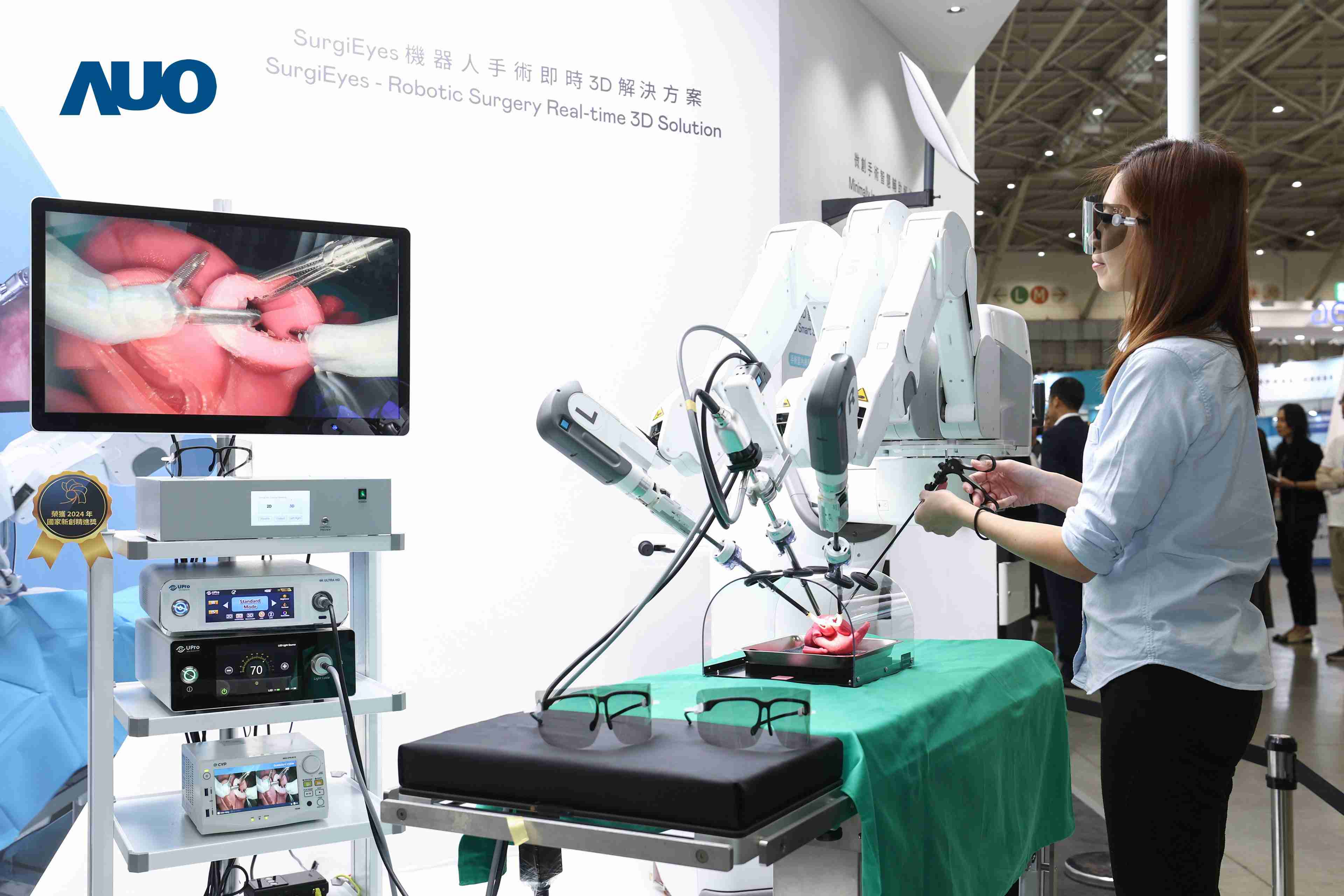 达擎以领先的3D显示技术推出〝SurgiEyes机器人手术实时3D解决方案〞，，，整合先进3D图像处理与独家3D垂直宽视角、、、广色域的显示技术，，，，手术团队可实时同步主刀医师视角看到清晰3D影像，，，，提升沟通效率与安全性。。。